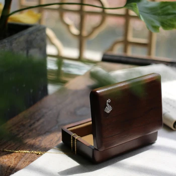 Orech Strieborné Pozlátené Prenosné Prenosné Malé Šperky Box Masívneho Dreva Úložný Box s Písmom Zrkadlo