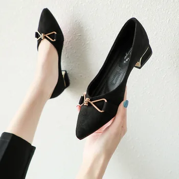 Boutique odporúča Mary Jane topánky na vysokom opätku žien jeseň 2021 nové silné päty ukázal prst módne dámy jednej topánky