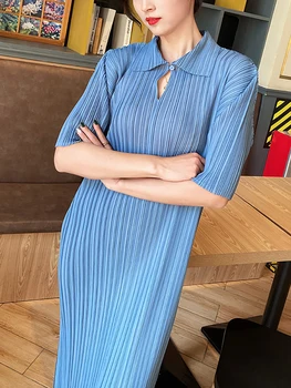 Miyake Skladaný Krátky Rukáv POLO Golier Jedno Tlačidlo Šaty 2022 Lete Nové Dlho Bežné kórejský Elegantné Oblečenie pre Ženy
